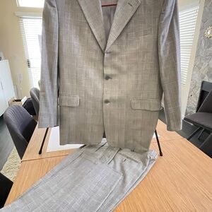 Elegant Mario Rossi Men's two piece Checkered Gray Suit 46R